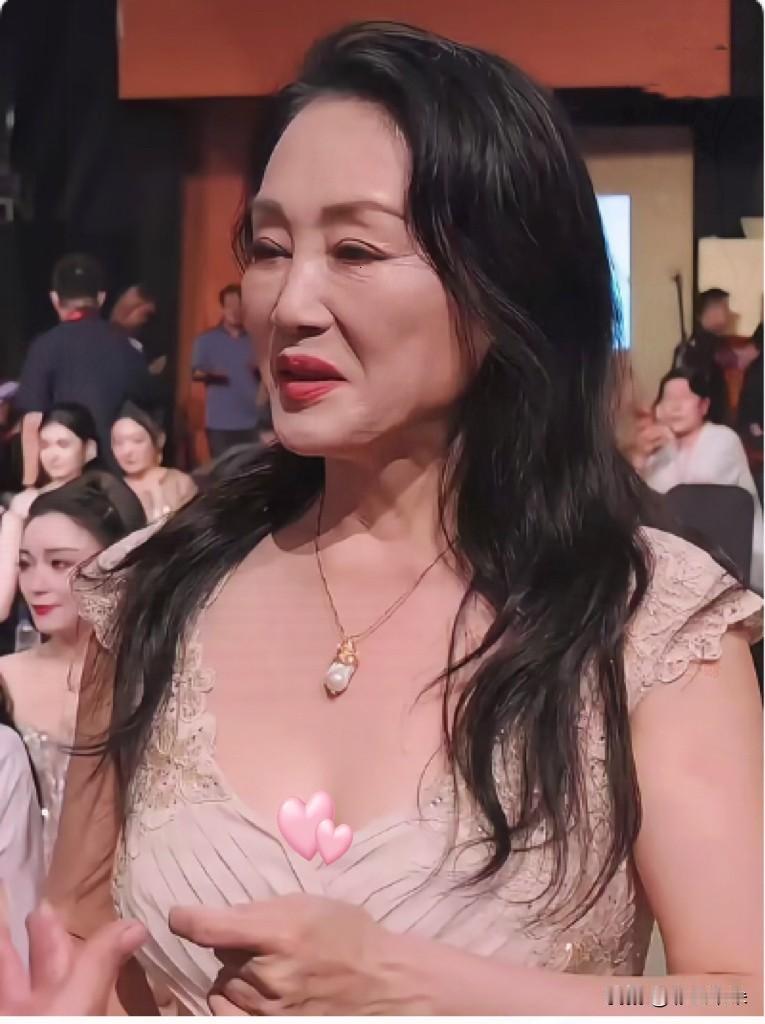 64岁王姬红毯疤痕遭非议：真正的体面，从来不是毫无瑕疵

看到王姬红毯露疤被热议