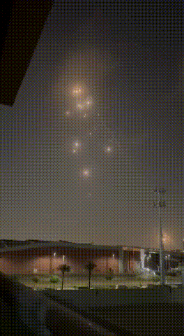 突发！阿联酋迪拜正遭伊朗导弹及无人机猛烈袭击，画面令人震撼。