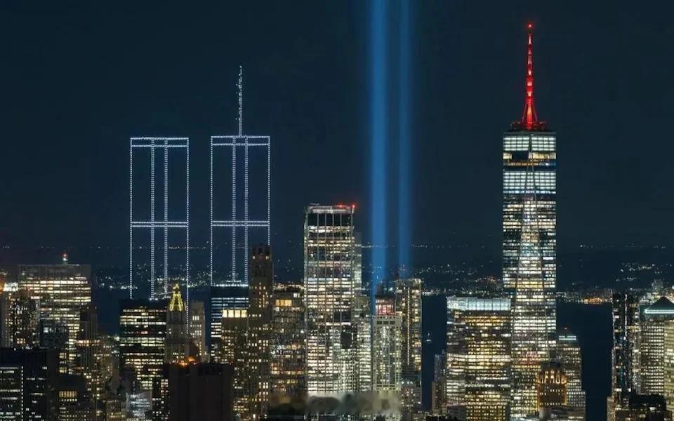 2977架无人机在纽约港上空重建了双子塔——每个9/11受害者一盏灯。 ​​​