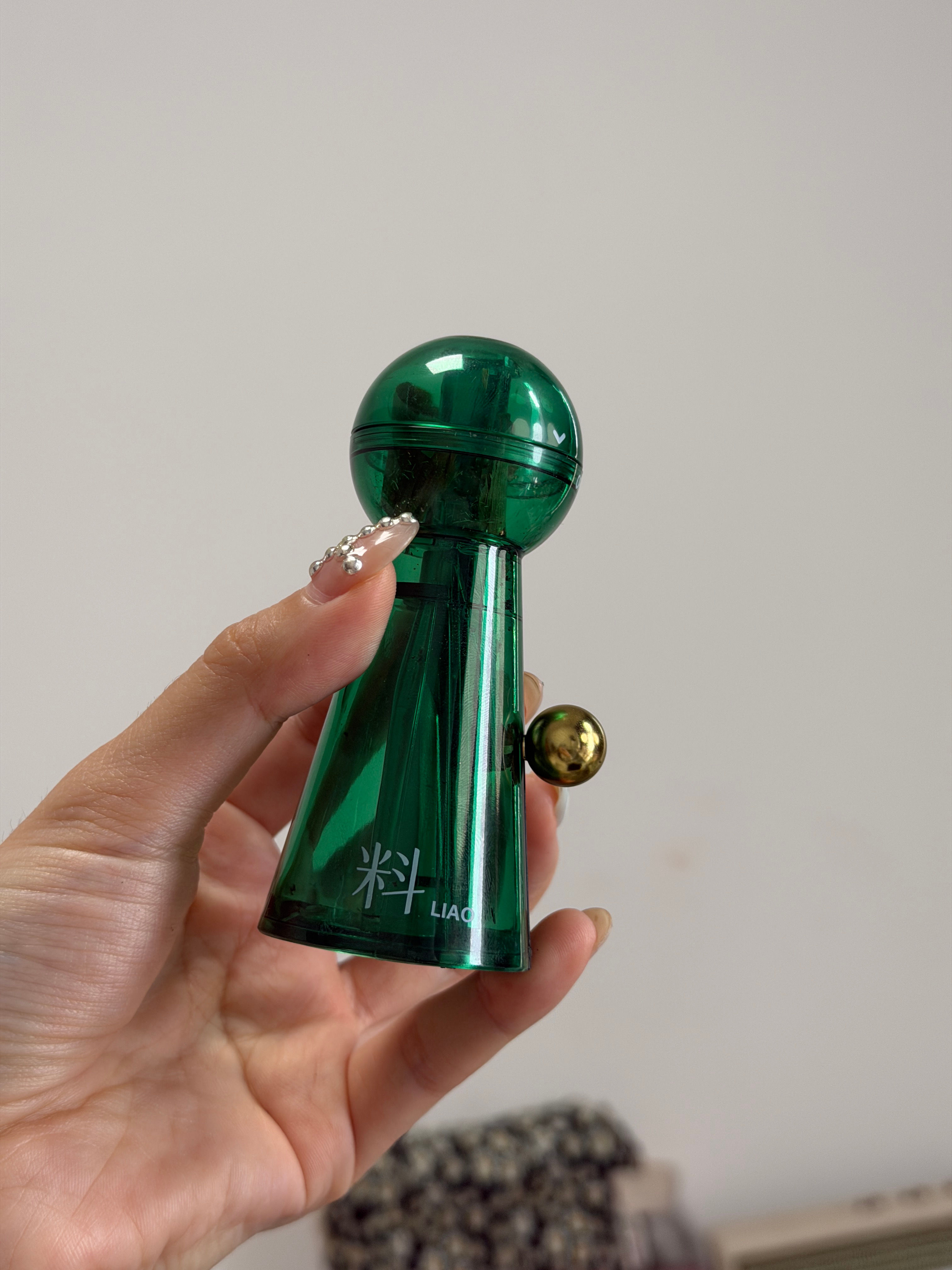 真的想向全世界安利这个削笔刀再也不用担心削眉笔一次削掉半支了上面转两圈下面推一下