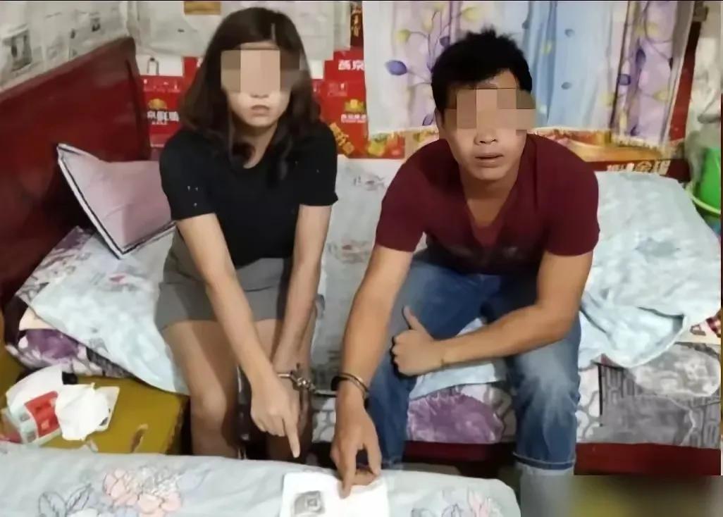 瞧，这张图片，虽然两个脸上都打了马赛克，但这是两个在不合适地点强留下的合影，接下