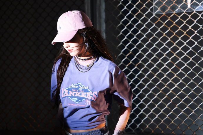 章若楠爱豆剪影章若楠霓虹光影瞬间 章若楠爱豆剪影好美！！！章若楠