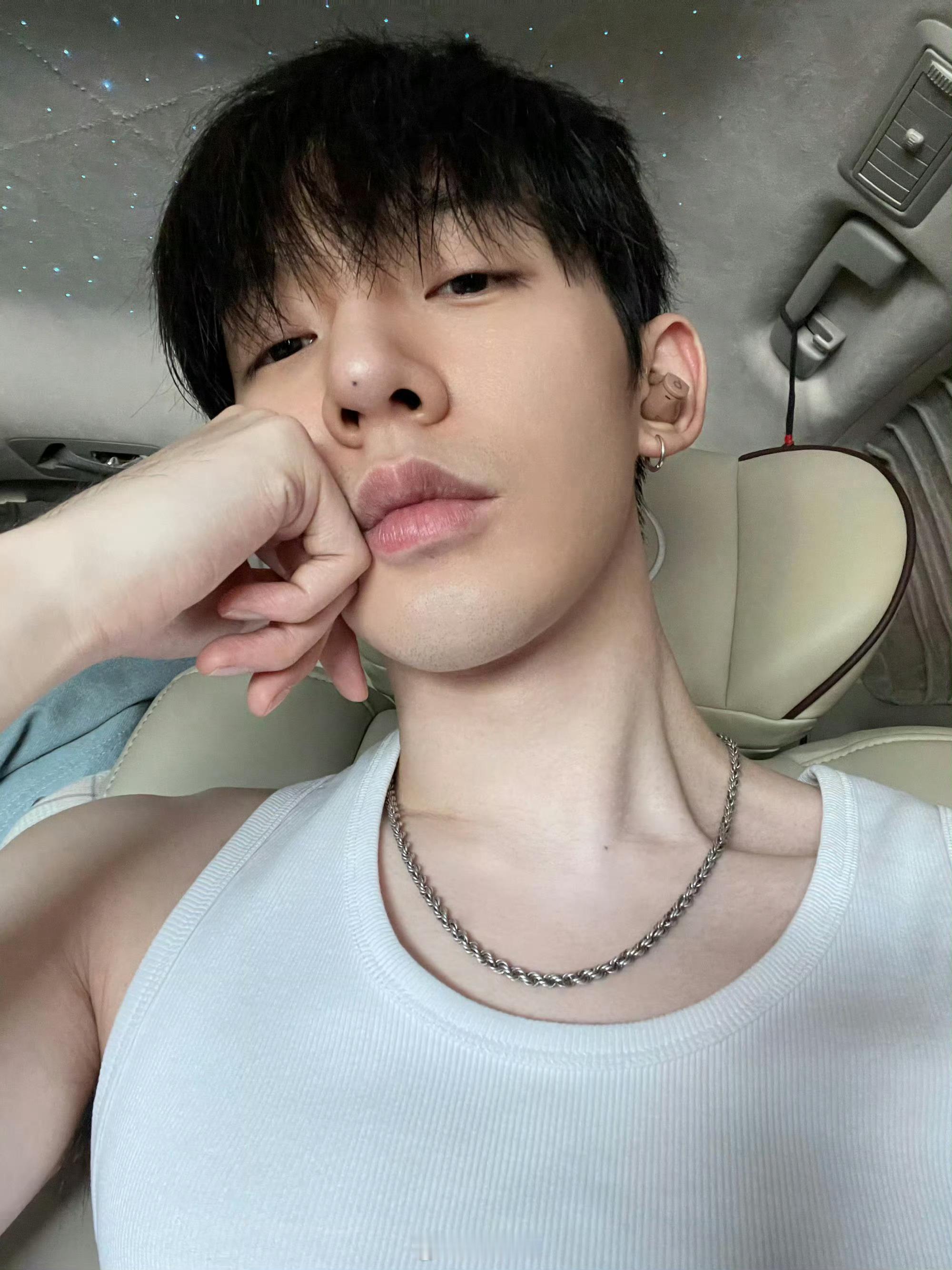 我宝纯素颜自拍依旧很权威 360度任何角度都很帅！生图的神！邓为晒素颜自拍·邓为