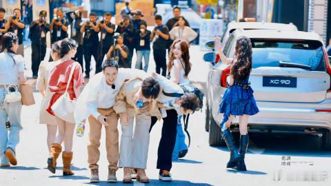 钟丽丽求制片导演给无限艺员递本子 被钟丽丽暖到！生日不忘为队友争取机会，求本子的