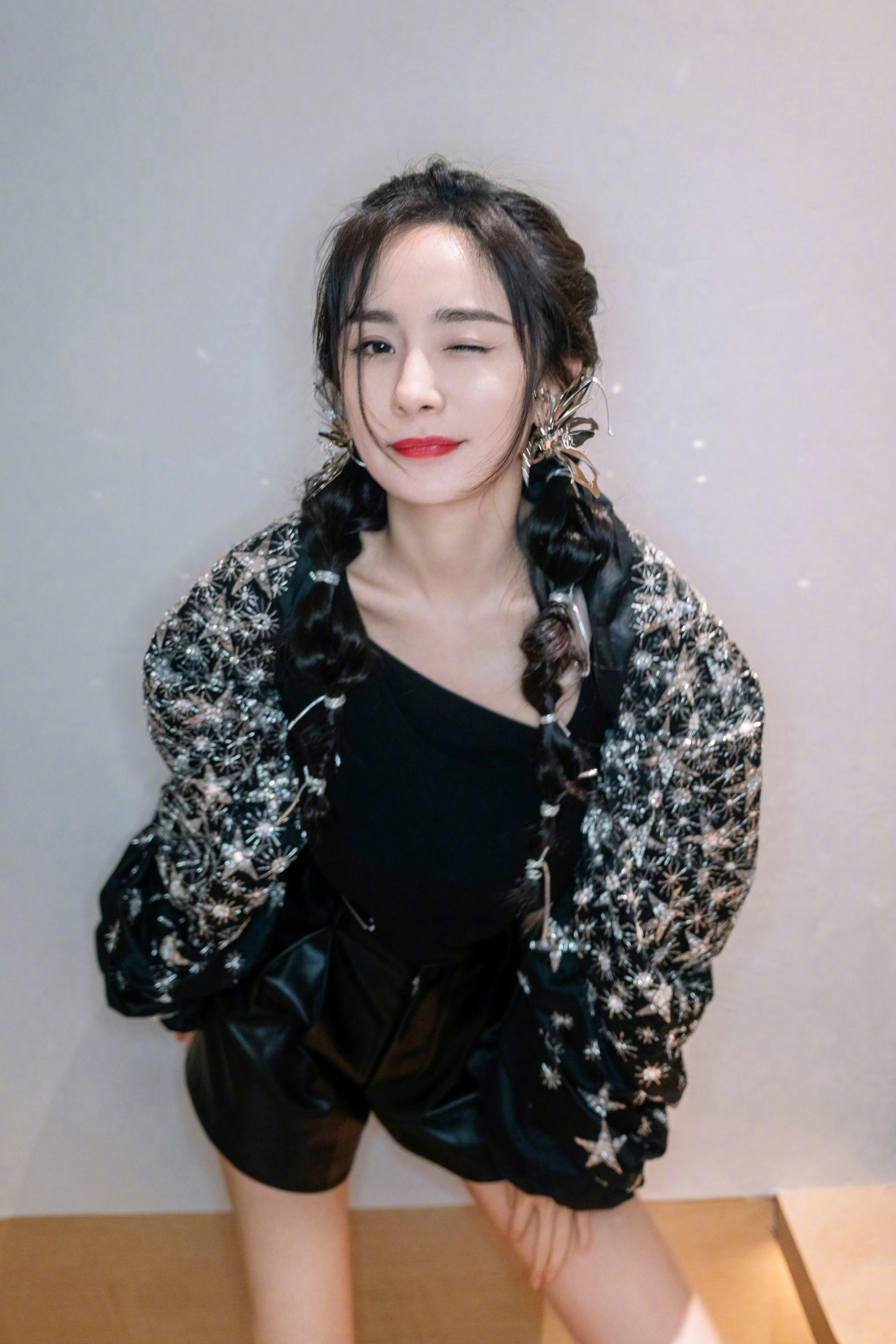 杨幂 ym杨幂宁绣绣 给未完成的故事留一扇虚掩的门，梦会顺着月光爬进来，把现实揉