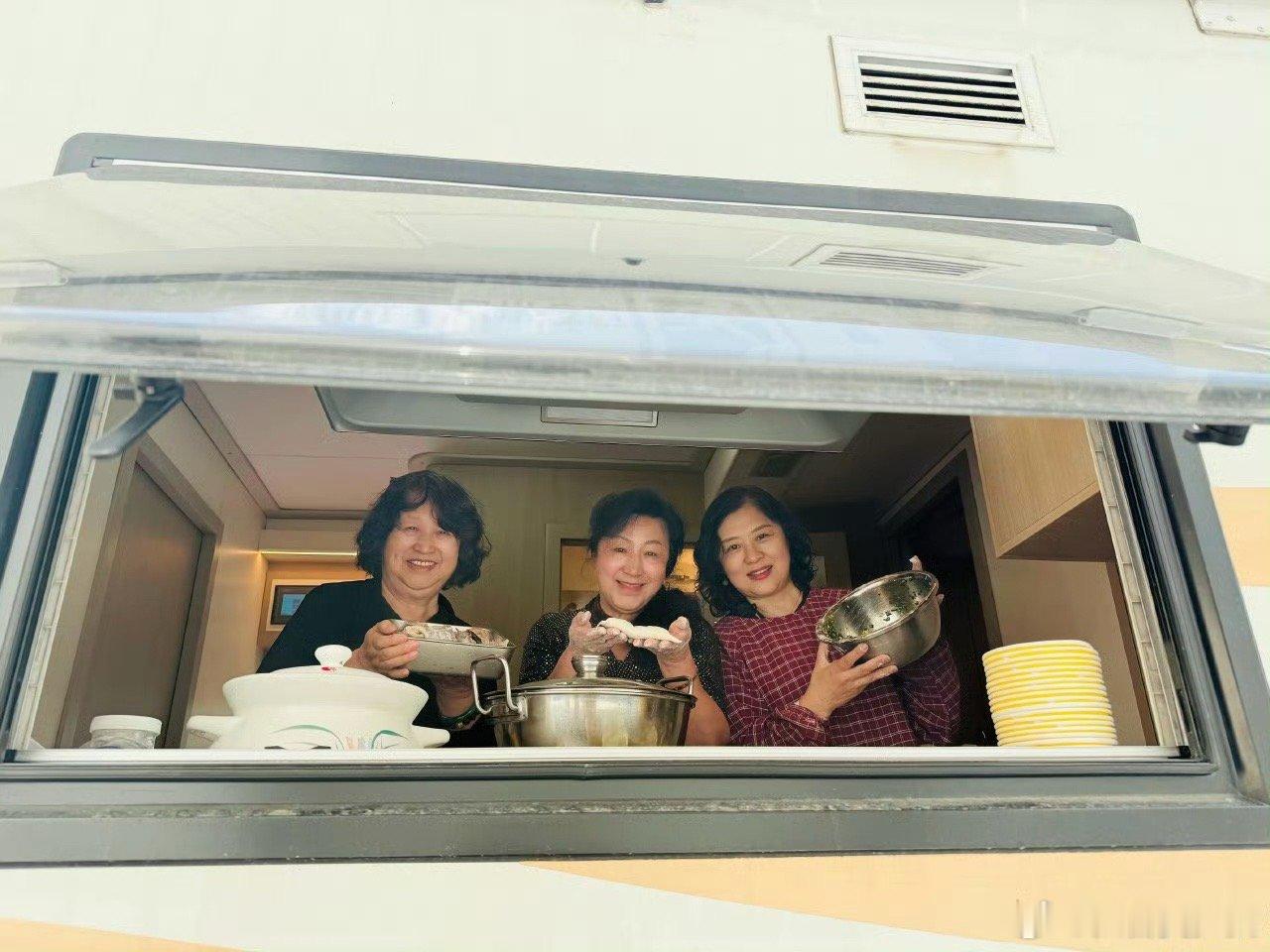 黄晓明晒家人探班黄晓明剧组被家人投喂黄晓明剧组晒家族大合照好幸福的一大家子人，青