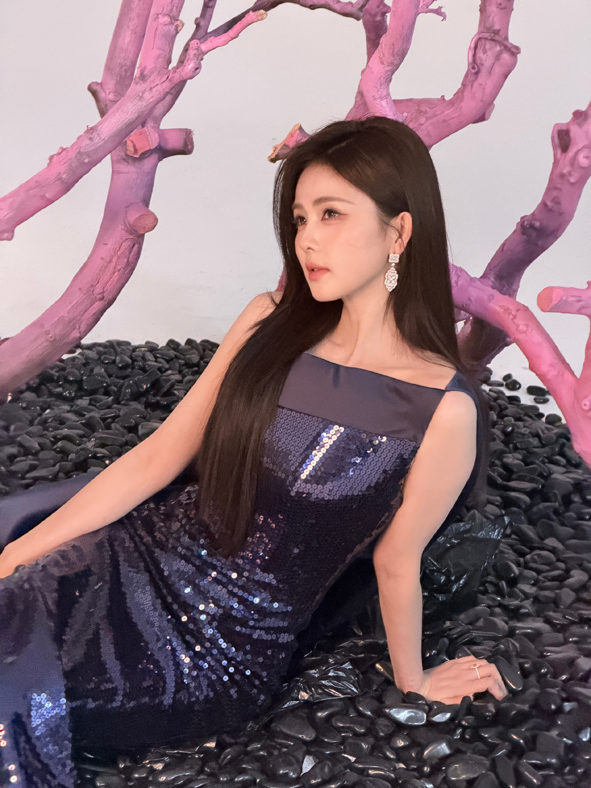 白鹿深蓝亮片裙品质盛典这袭Alexis Mabille高定，藏蓝亮片似深海藏星，