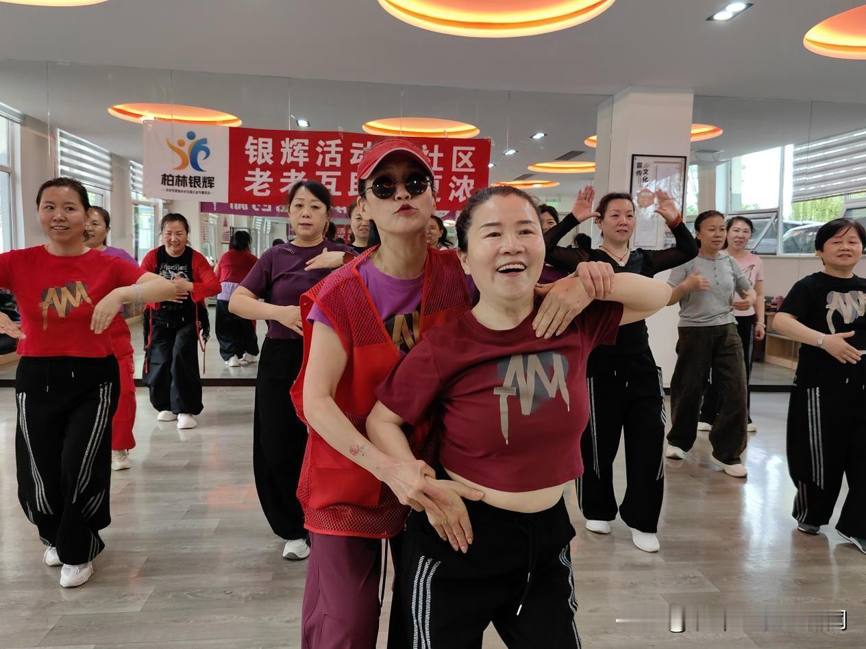 银辉起舞悦晚年 万柏林区社区广场舞活动暖心开展
 
近日，万柏林区民政局主办、柏