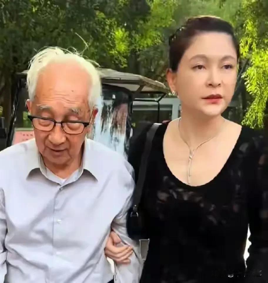 同样娶了“娇妻”的90多岁的原中央美院院长靳尚谊相比87岁范曾不会“重蹈覆辙”。