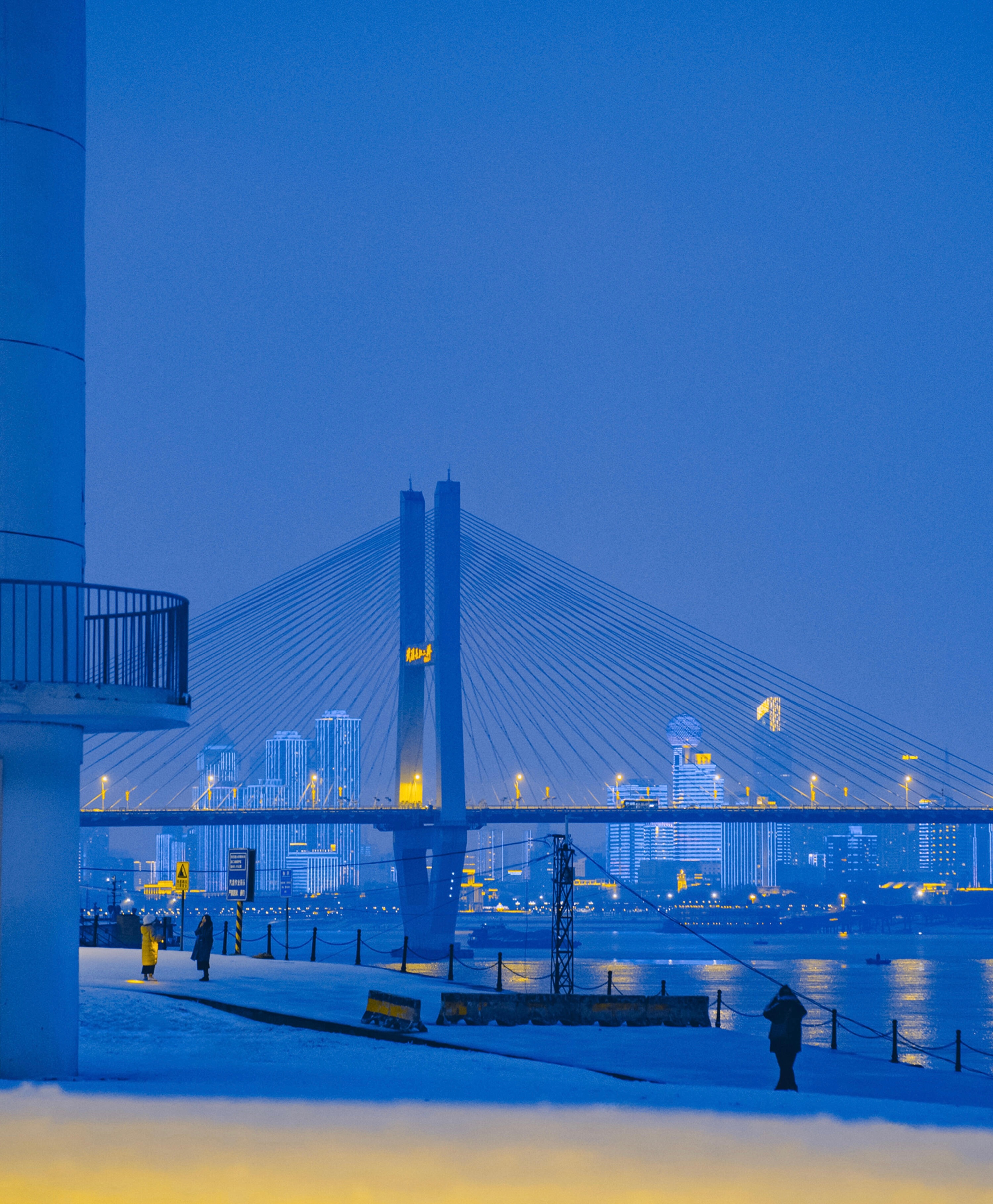 雪后的武汉江滩误入动漫世界雪后的武汉江滩误入动漫世界😎 拍到了武汉江滩蓝调的雪