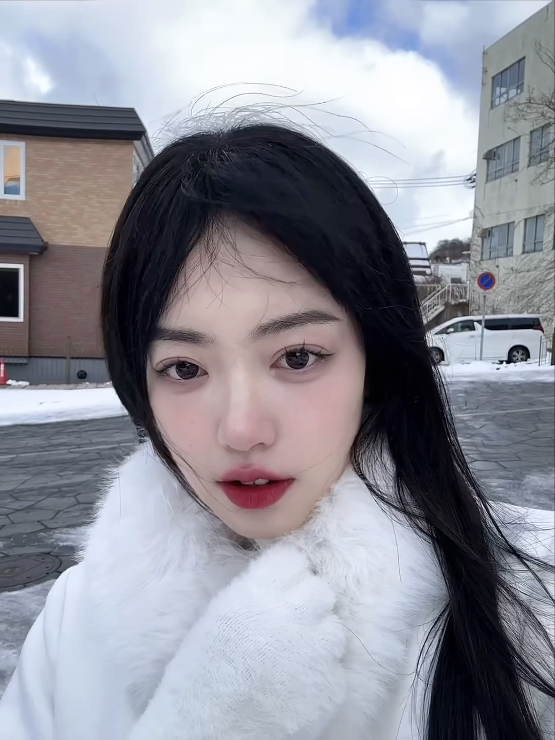 雪地里摔了一跤 疼哭了🥲