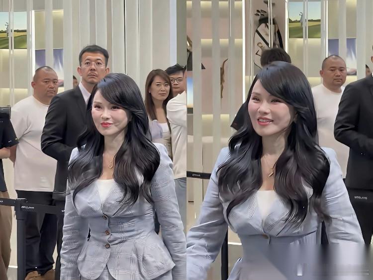 伊能静这脸咋越保养越僵？一年烧几百万，姐弟恋的代价这么大吗？ 说实话，伊能静快六