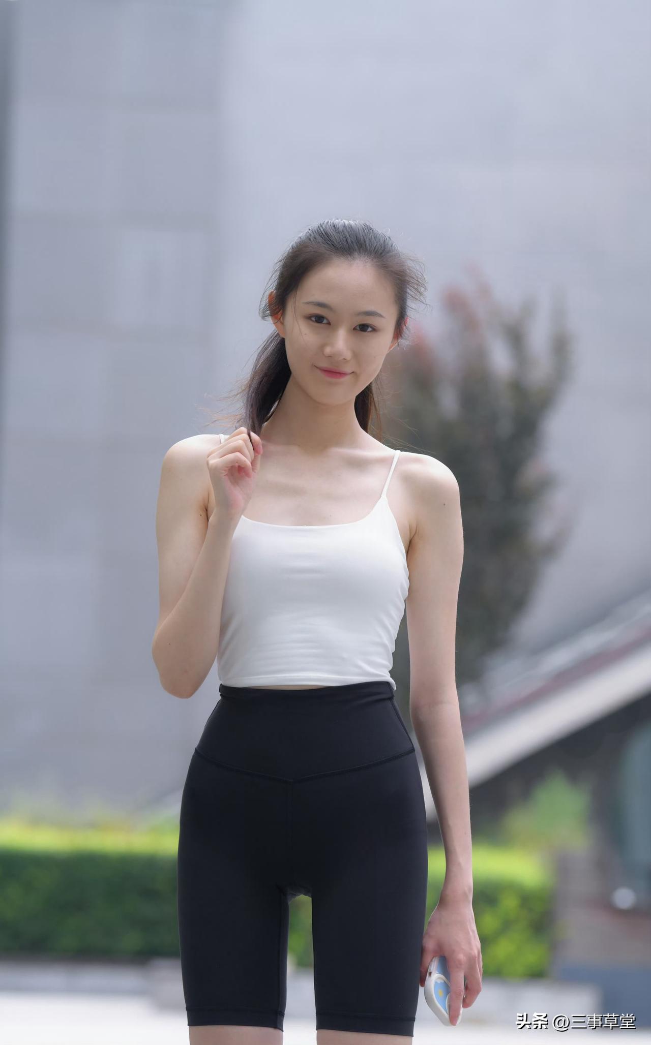 身姿轻盈，如风中柳絮，自在随心。街拍美女好身材