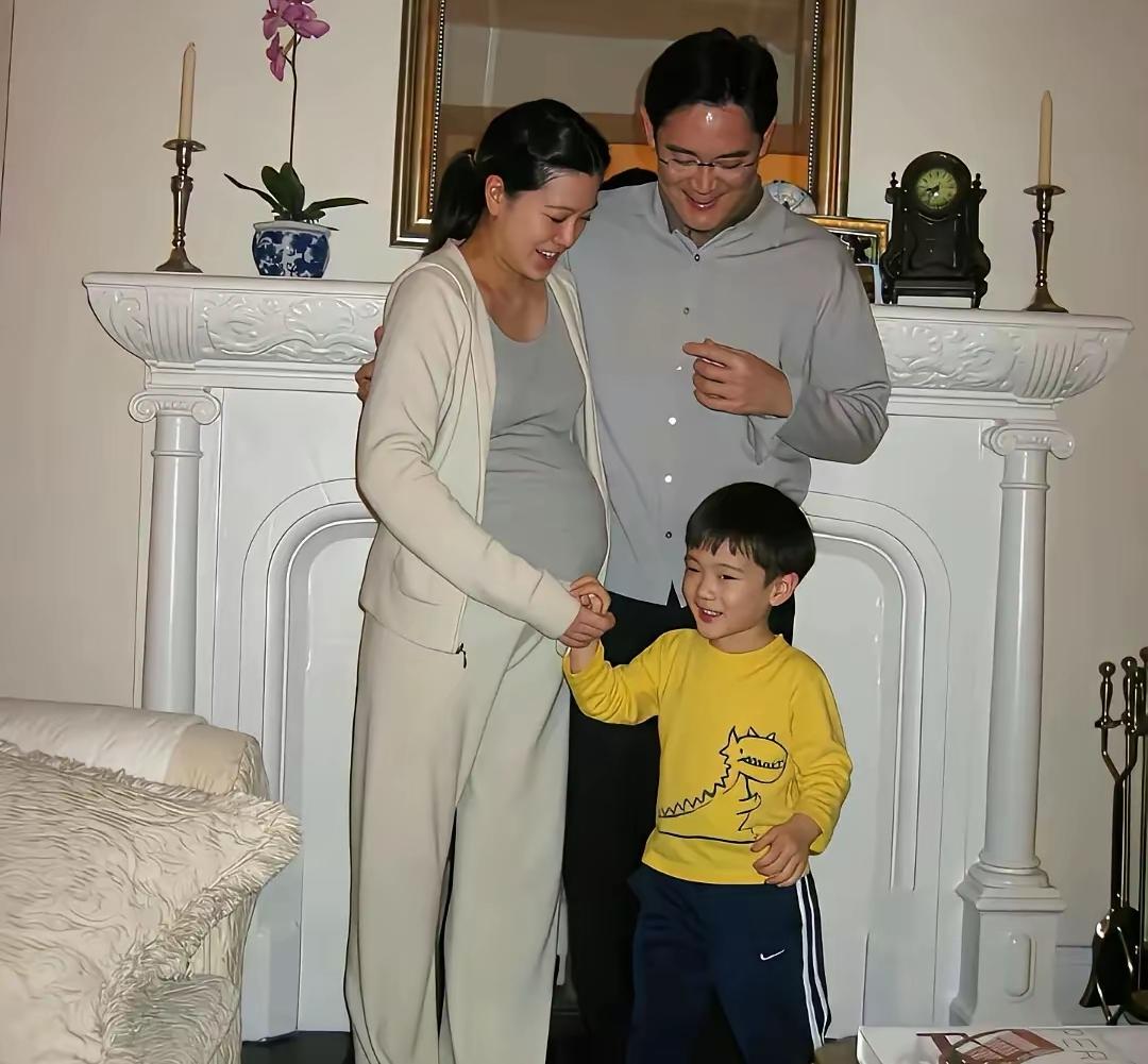 李在镕，曾经也深深爱过太子妃林世玲吧！
他们的婚姻，始于家族联姻，最后也败给了家
