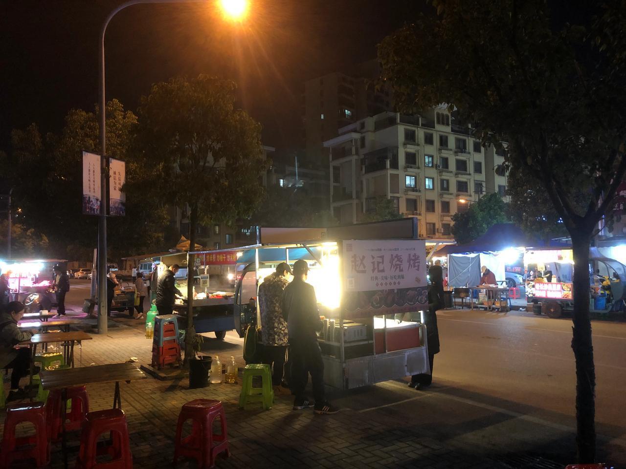 城市的夜晚，有美食与故事相伴。人间烟火气