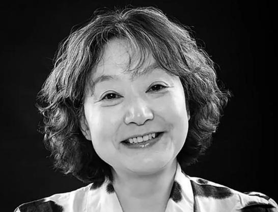 她是1977年中国恢复高考以来，第一位高考女状元，语文差一分满分，她的作文更是被