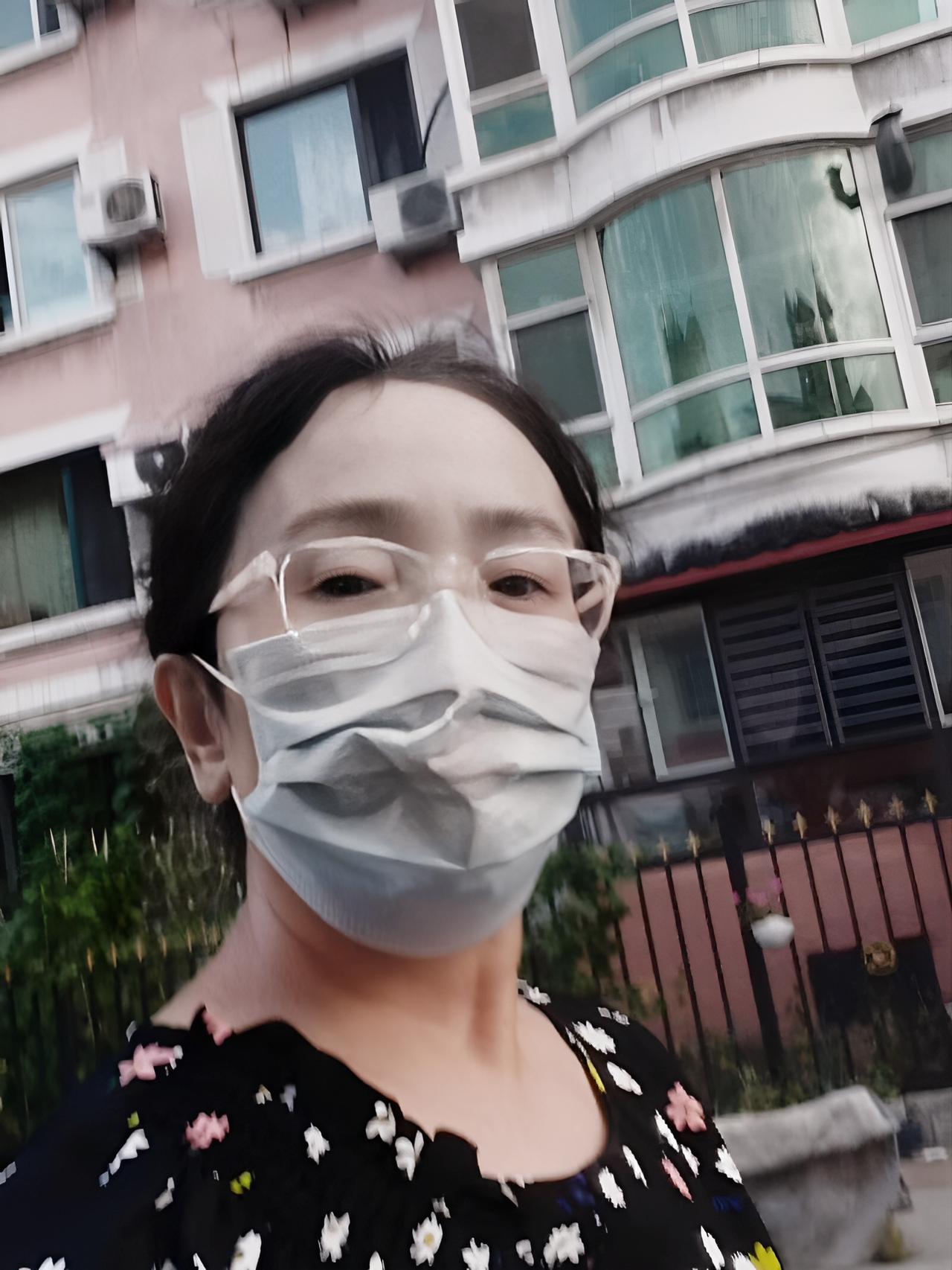“你整天带个口罩出去，这大伏天的，你受得了？你不热吗？你能喘过来气吗？”

这是