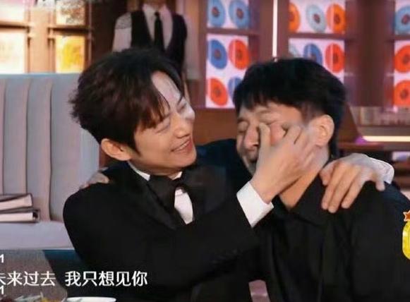 何炅李维嘉在跨年晚会上的一首《想见你》让李维嘉在舞台上痛哭流涕，何炅揽肩帮他擦眼