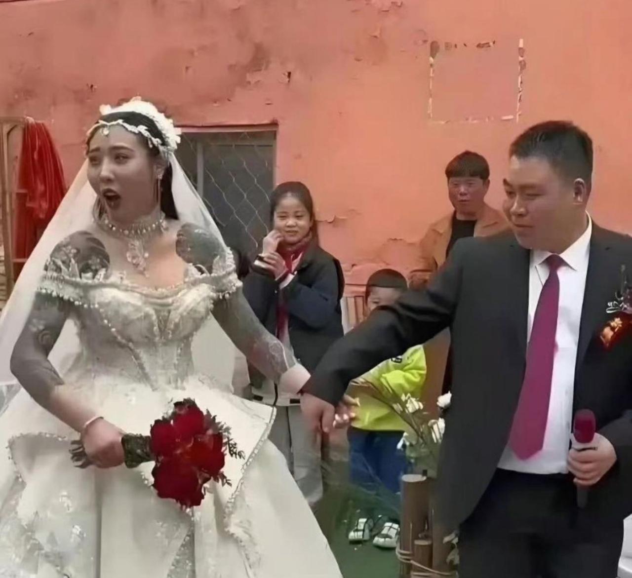 婚礼现场新郎小心翼翼牵着新娘的手，全程不敢有半点怠慢。新娘一身满臂纹身气场拉满，