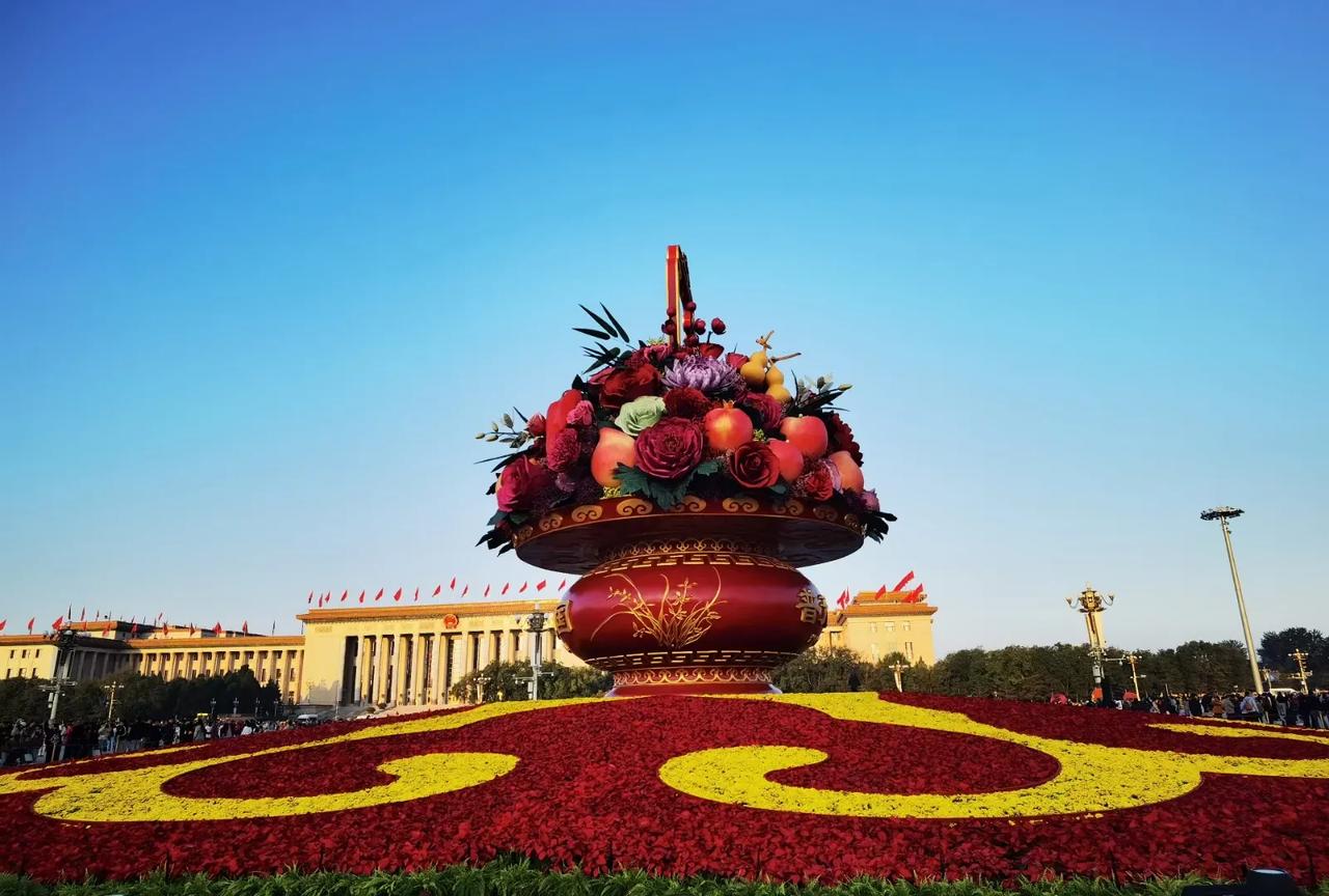 红旗升腾、祖国呼唤、荣耀相伴，是对先烈的致敬，是对盛世的赞歌，是对未来的期许。[