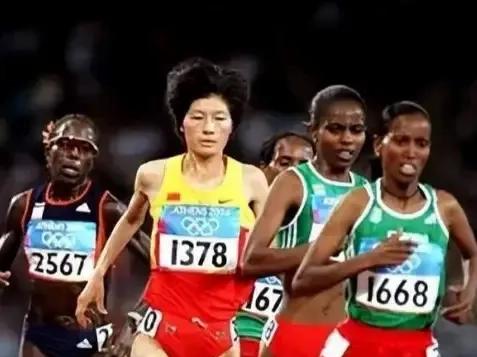 中国选手绝对少跑一圈！2004 年雅典奥运会上，出现了一个惊天大乌龙，黑人选手以