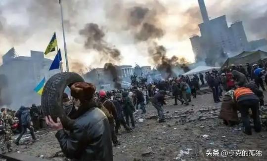 俄罗斯打乌克兰，美国给乌克兰送武器；现在美国打伊朗，俄罗斯也开始光明正大地给伊朗
