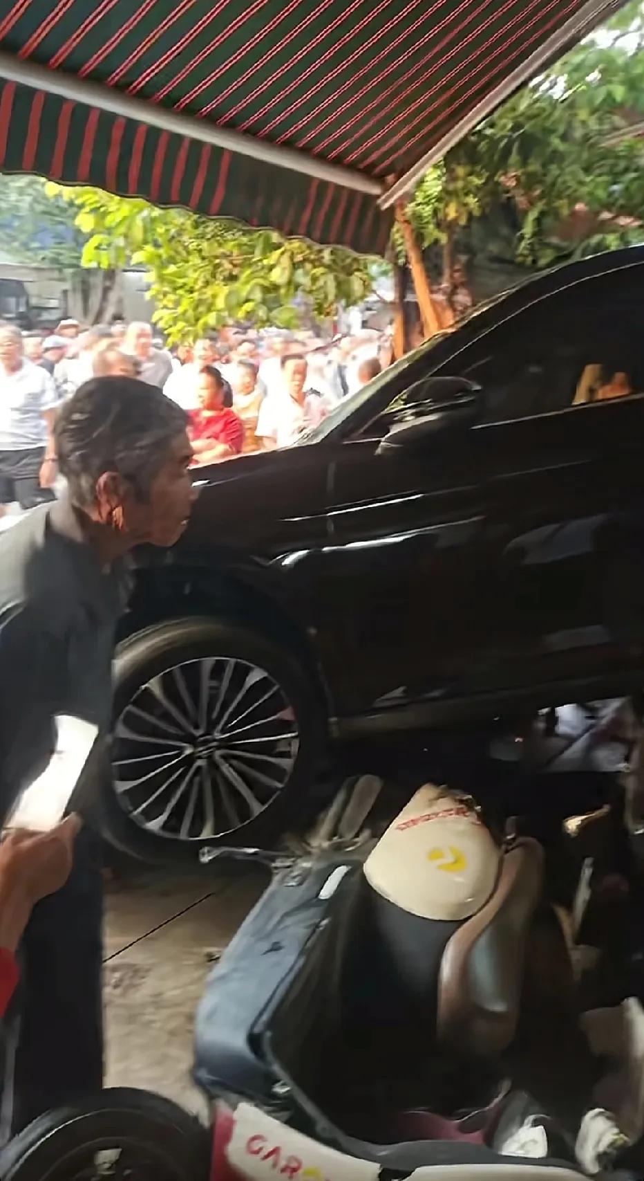 喝茶的人，被吓一跳，这是直接“倒车入库”去喝茶？