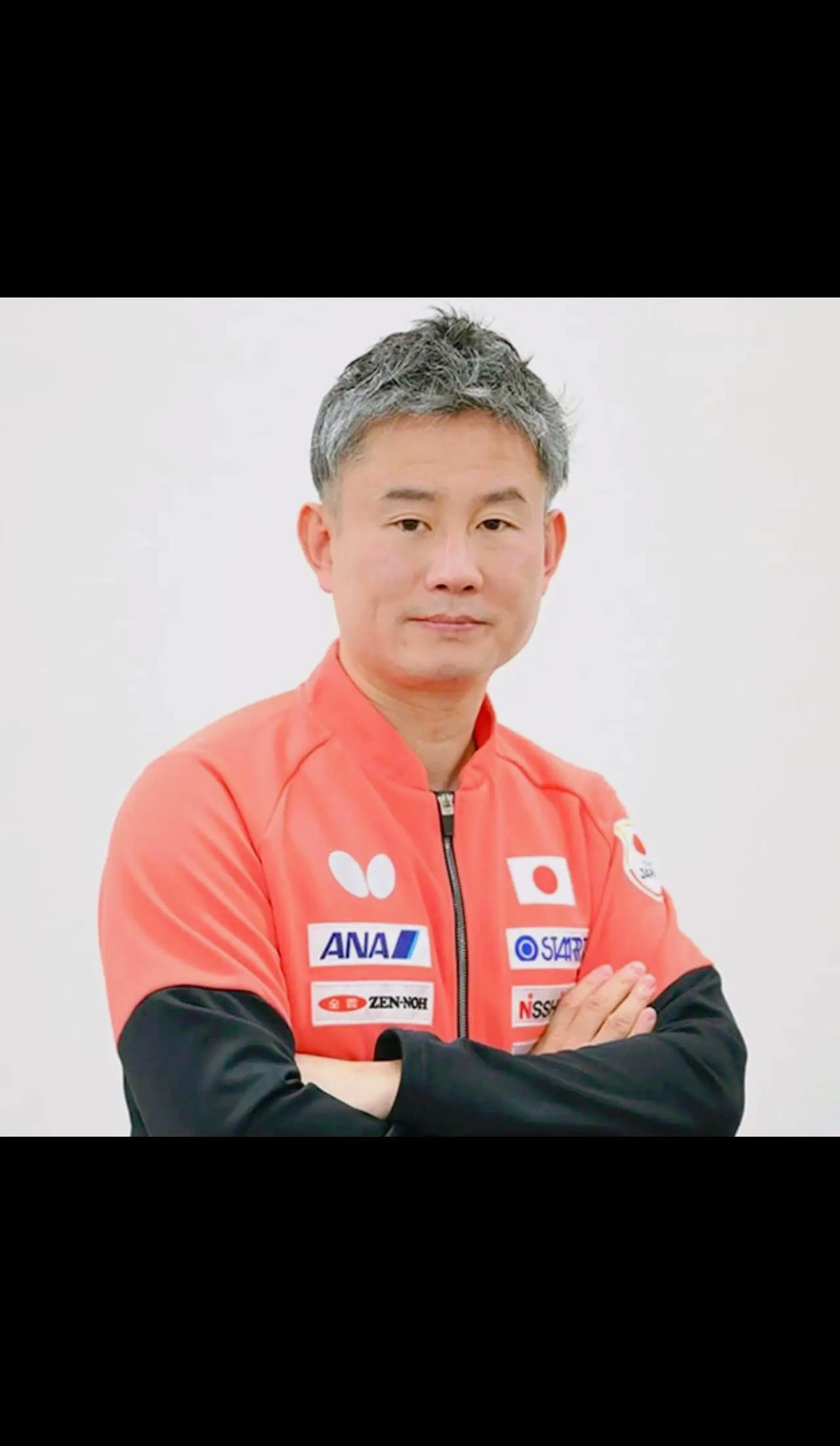 颁奖台上细微的神情差距，
把人性的参差扒得干干净净
咱们队员上去握手，对面日本队