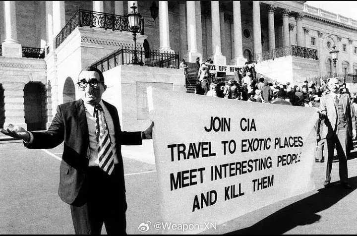 #照片中的历史[超话]# 加入 CIA， 前往异国他乡，结识有趣的人，并杀死他们