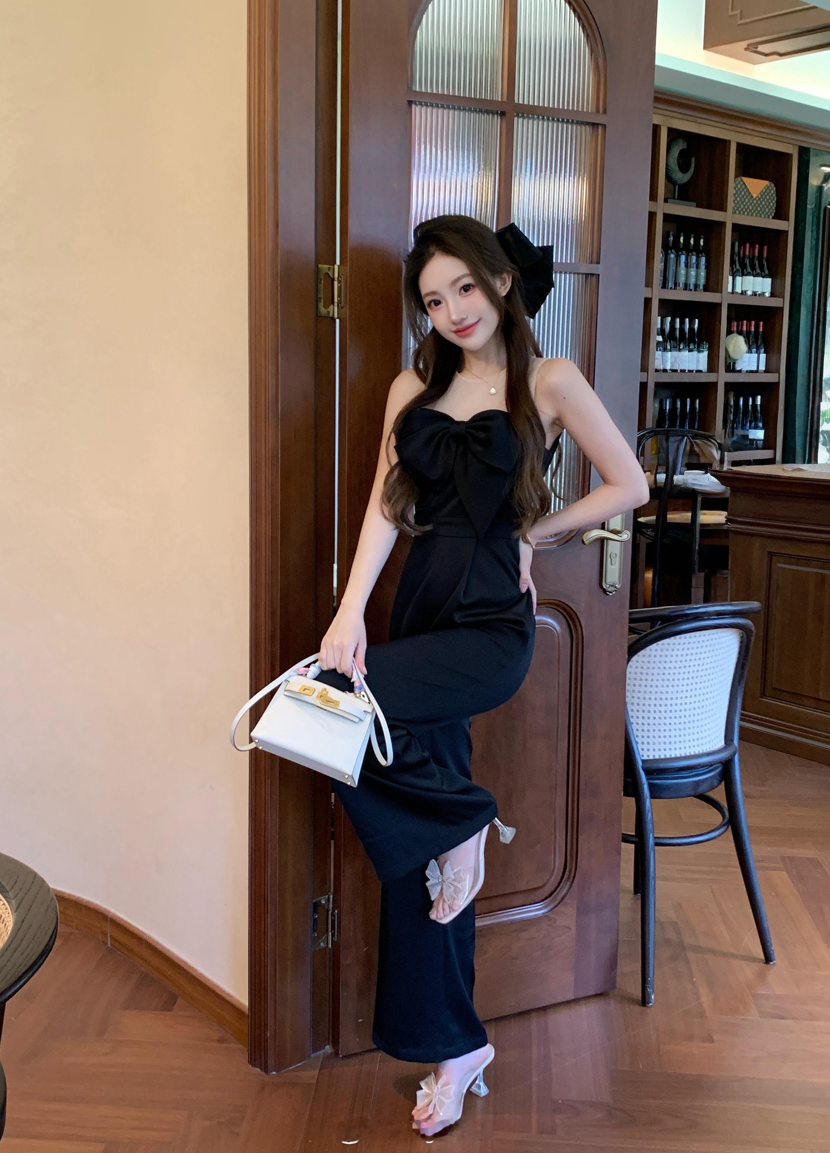 卖的很好的连体裤新加了黑色，在售中[奶牛猫]最近在筹备秋款，有很多很好看套装，还