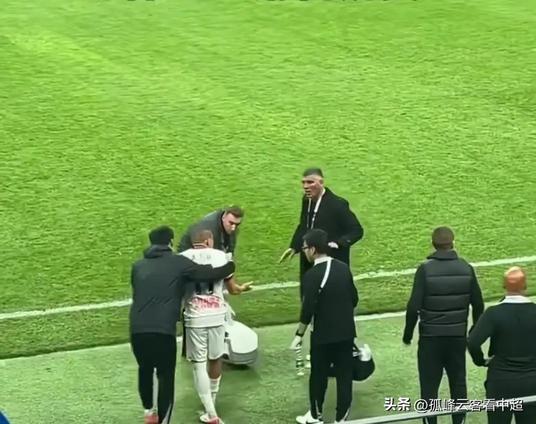 席尔瓦怒怼阿洛伊西挑战教练权威，但愿他不会像当年的巴尔加斯遭遇“封杀”！
昨晚在