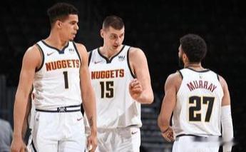 篇章好听和23年夺冠阵容相比，现在的掘金运动能力下滑了，投射能力下降了，篮板能力