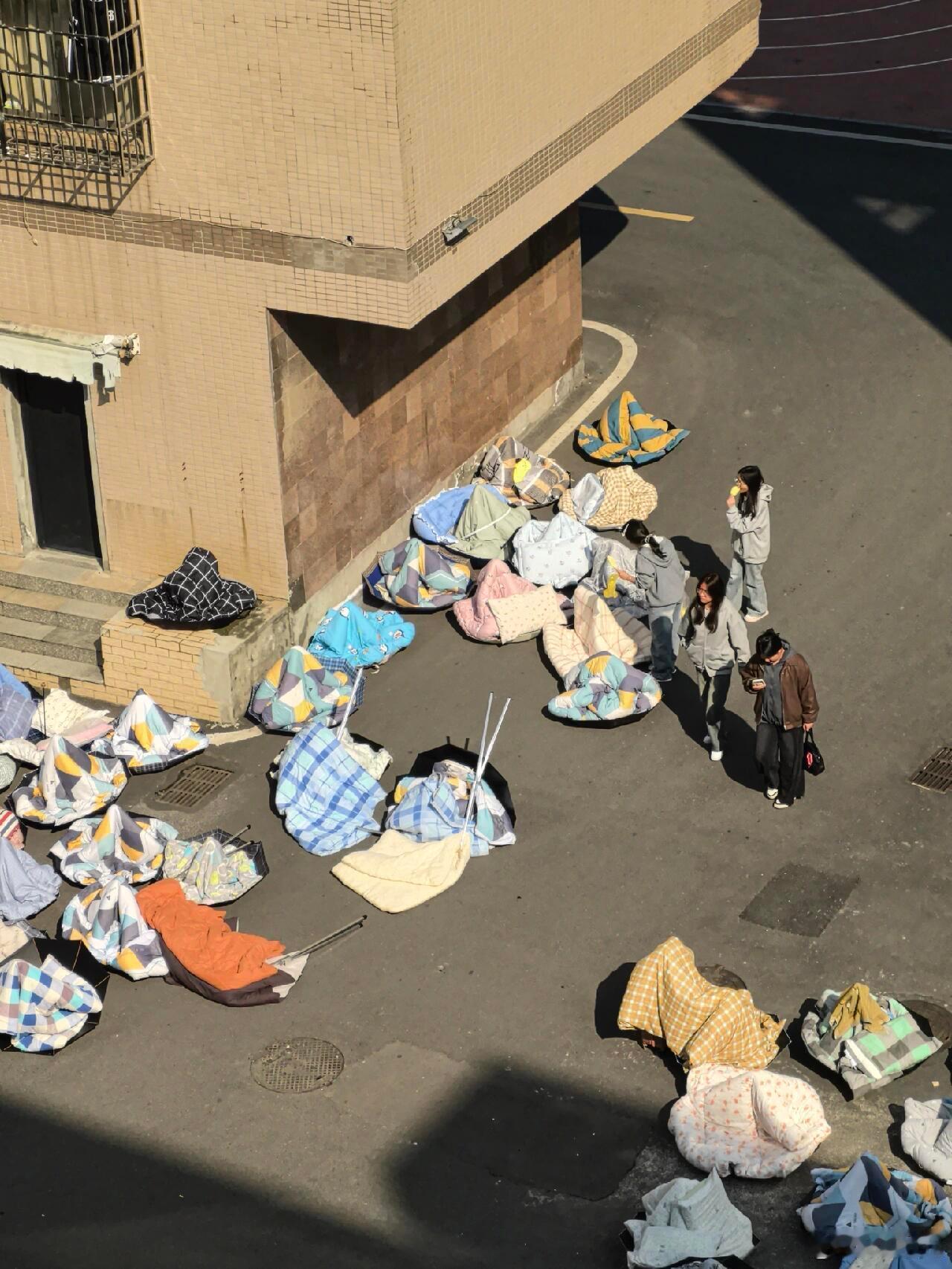 ，可惜现在很多小区都没有设置晒被子的器材，而且顶楼也封着呢，都没地方晒