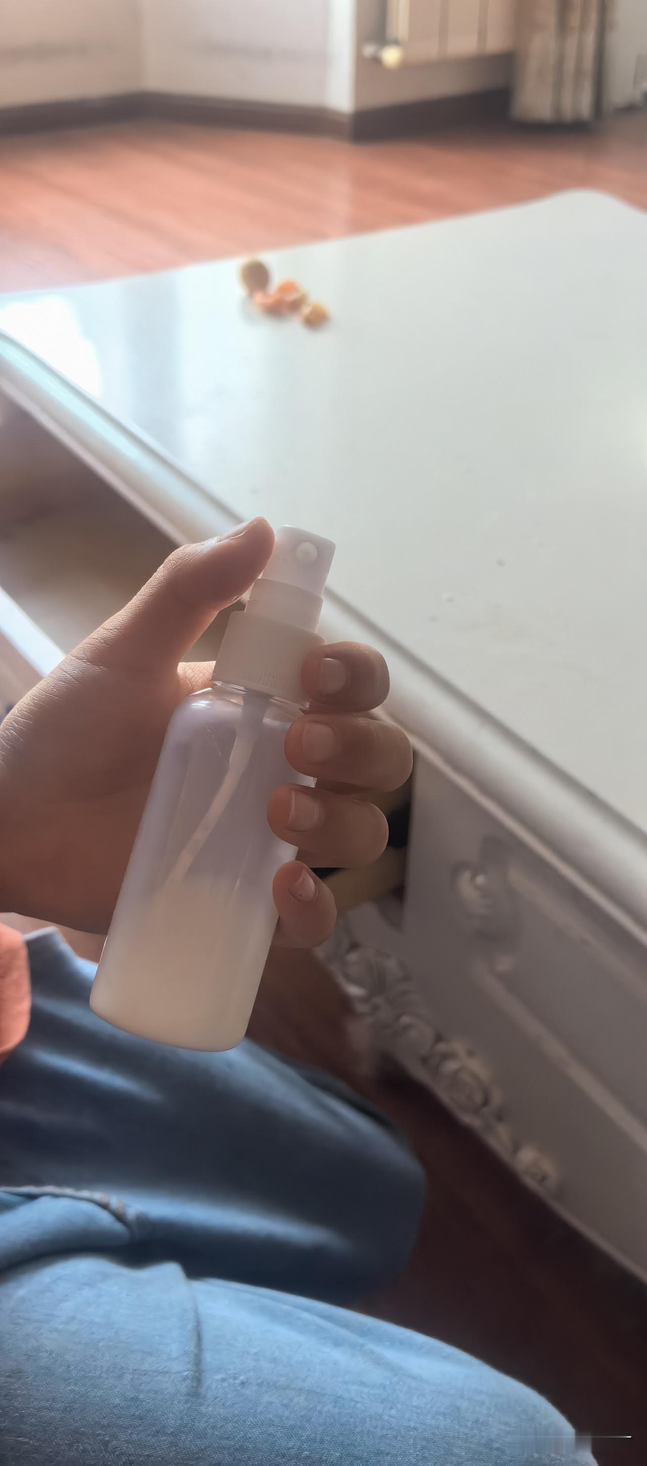 小宝喊：“小卡拉米妈妈，你猜猜我这里面是什么？”

我定睛一看，这是拿的我新买的