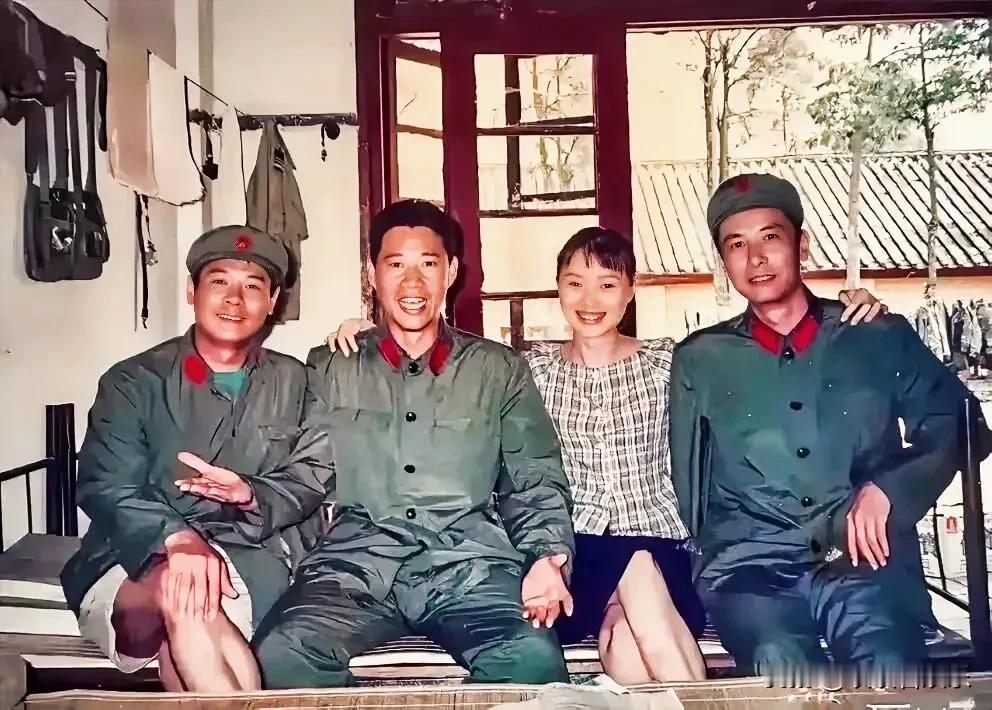 这是一张著名演员合影，三个穿着军装，
树立军人形象充满责任感，好敬仰。
他们是上