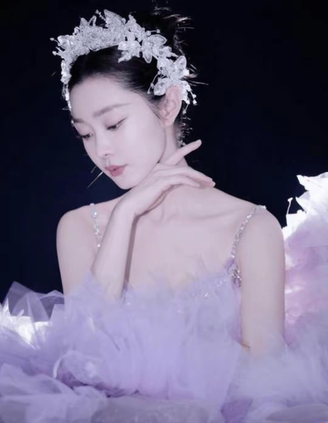 宋轶乡土气息很浓郁，不是不好，就是素素的那种歌手的气质，就是气质很像民歌歌手，但