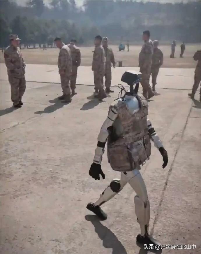 开端

比想象中的快多了，具身机器人穿上防弹衣了，感觉这种具身稳定性上还是差一些