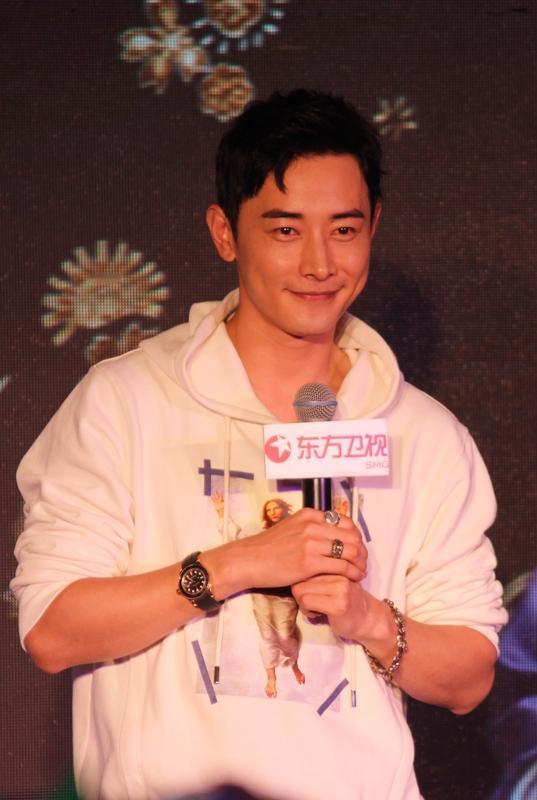 唐嫣罗晋没有离婚吧。
虽然说唐嫣和杨幂，赵丽颖，刘诗诗她们是差不多同期红的。
但