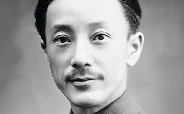 1932年的上海，有一个人接到了蒋介石的命令，让他撤退，让他把部队挪开，给日本人