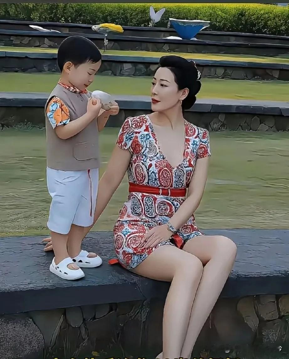 六十美妪赞
六十阿婆似谪仙，
恰如天上俏婵娟。
光阴荏苒朱颜换，
观罢犹如三六年