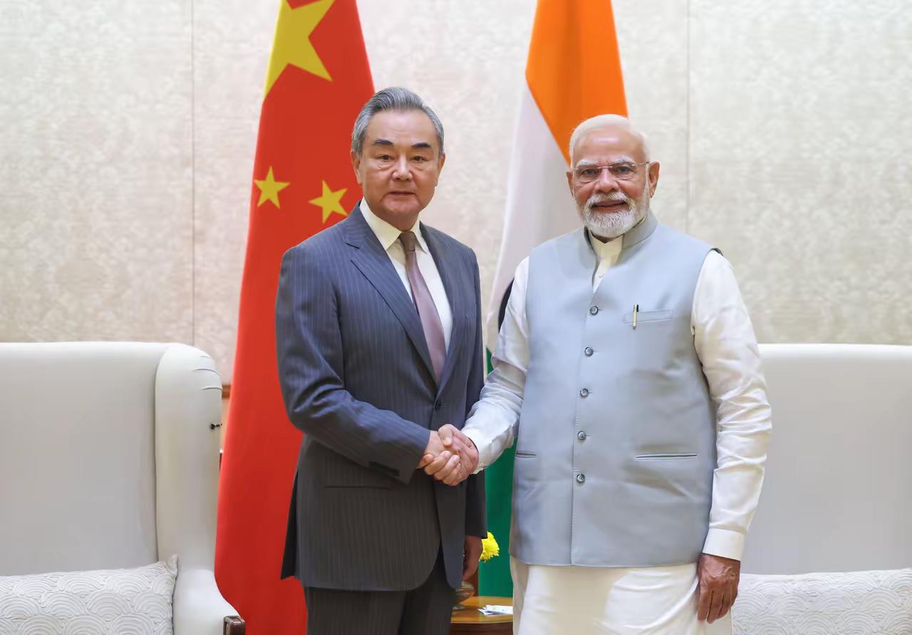 莫迪总理在个人社交账号配图发文称，他非常高兴会见到访的中国外长王毅，认为自202
