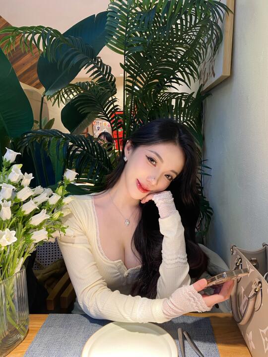 看你漂亮的眼睛一直笑也是我幸福的一种