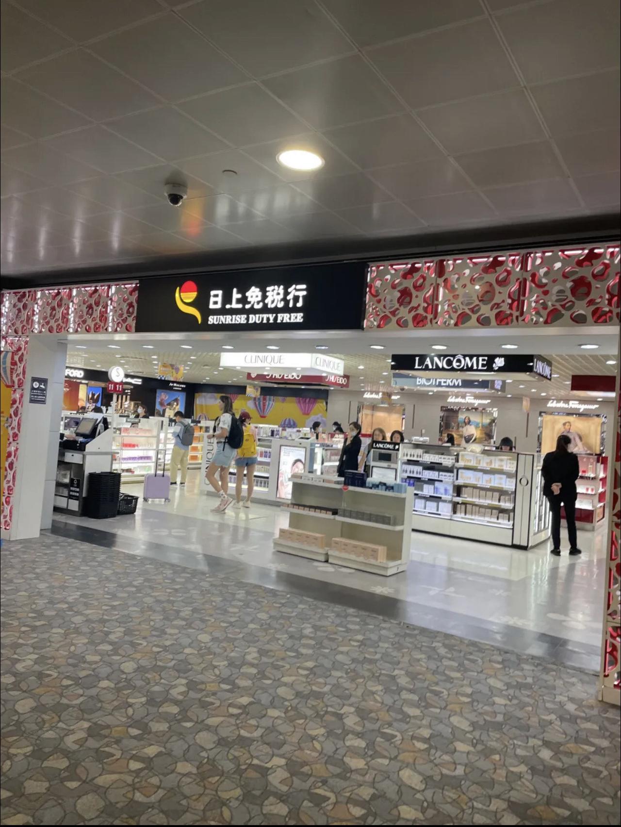 26年，能把一片跑道边的荒地，变成年销百亿的“黄金口岸”，也能把一纸“永续经营”