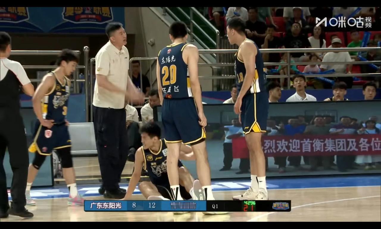 徐杰没有来库尔勒，杜锋没有回去处理徐昕转会，流言让广东队很尴尬

近期谣言困扰广