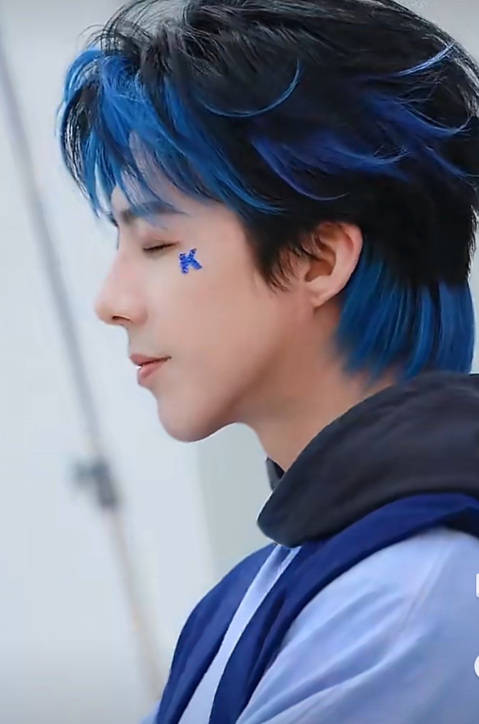 他的侧脸线条流畅，高挺鼻梁和深邃眼眸，帅到让人移不开眼。今晚与酷宁相约酷狗音乐直