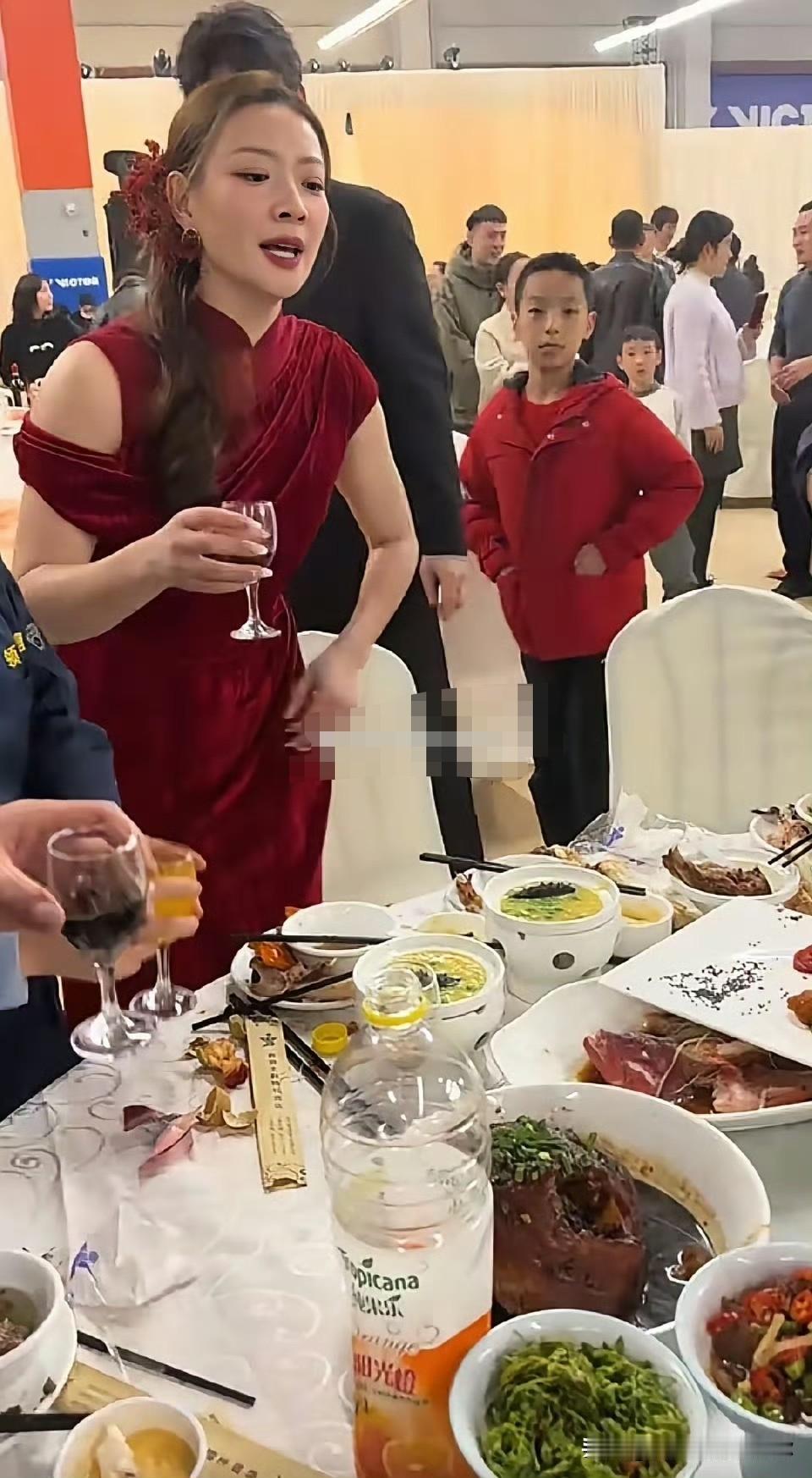 黄雅琼做事确实细心。

回衢州办归宁宴，她没选常规酒店，而是把厨师班子请到了奥体