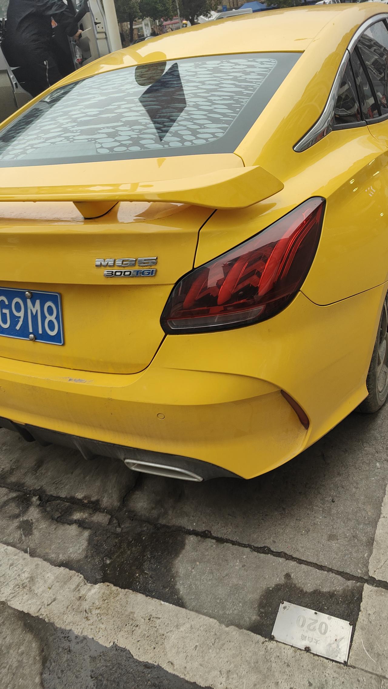 带尾翼的超级跑车
要不要一百个W