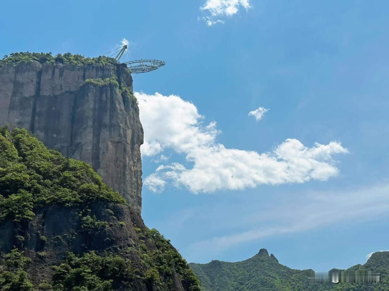 浙江仙居山峻峭。
来神仙居⛰️沾仙气🎈集福气。
图文原创：四季鱼
春日生活打卡