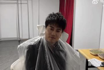 苏醒终于不装啦，原来他的投篮都是这么成功的[笑哭]！
每一次高光，都需要N个同事