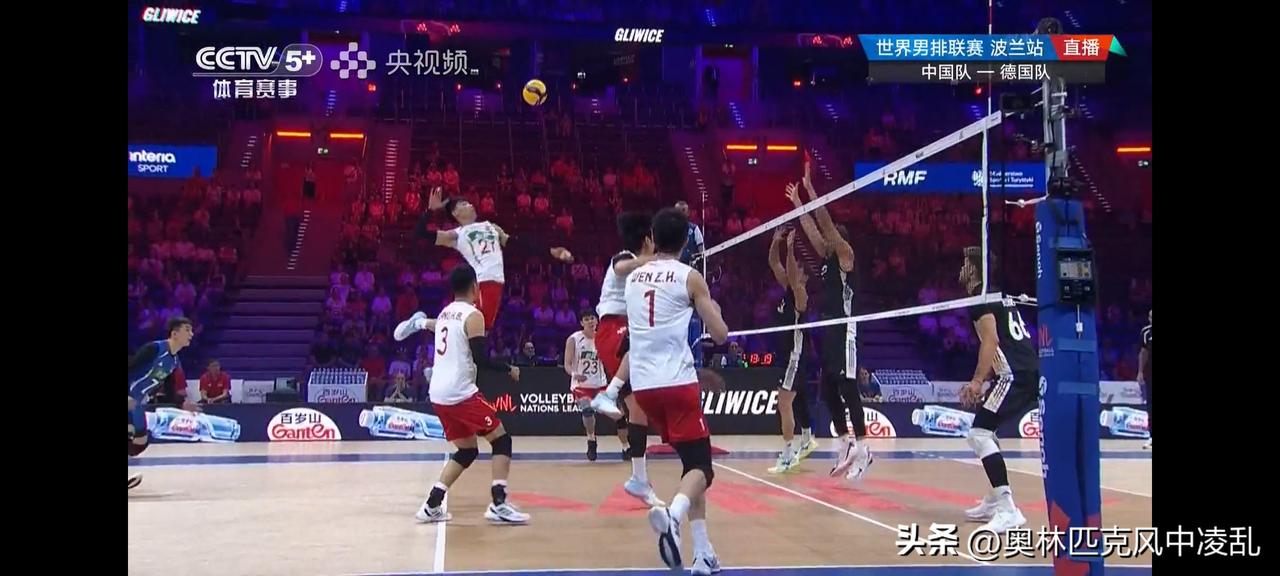 王滨好样的，中国男排要像这样打得更硬气些！



19:25，第一局中国男排和往